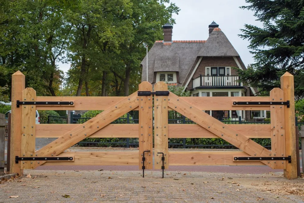 Aanbieding Inrijpoort Douglas Geschaafd met zwart beslag 110cm hoog - 350 cm